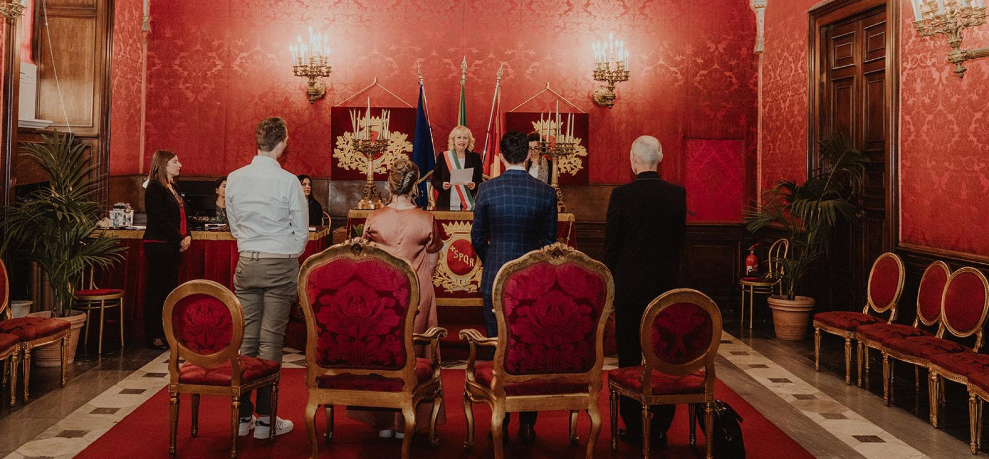 Hochzeitszeremonie in Rom im roten Saal 