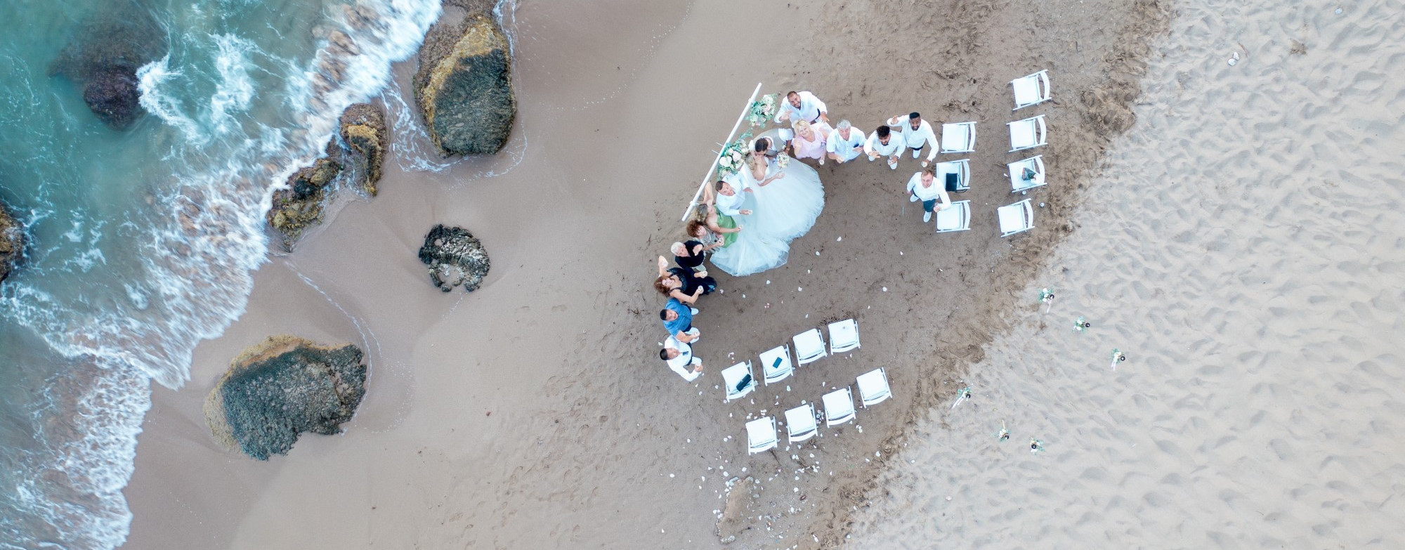 Hochzeitsgesellschaft bei Hochzeitszeremonie am Strand 