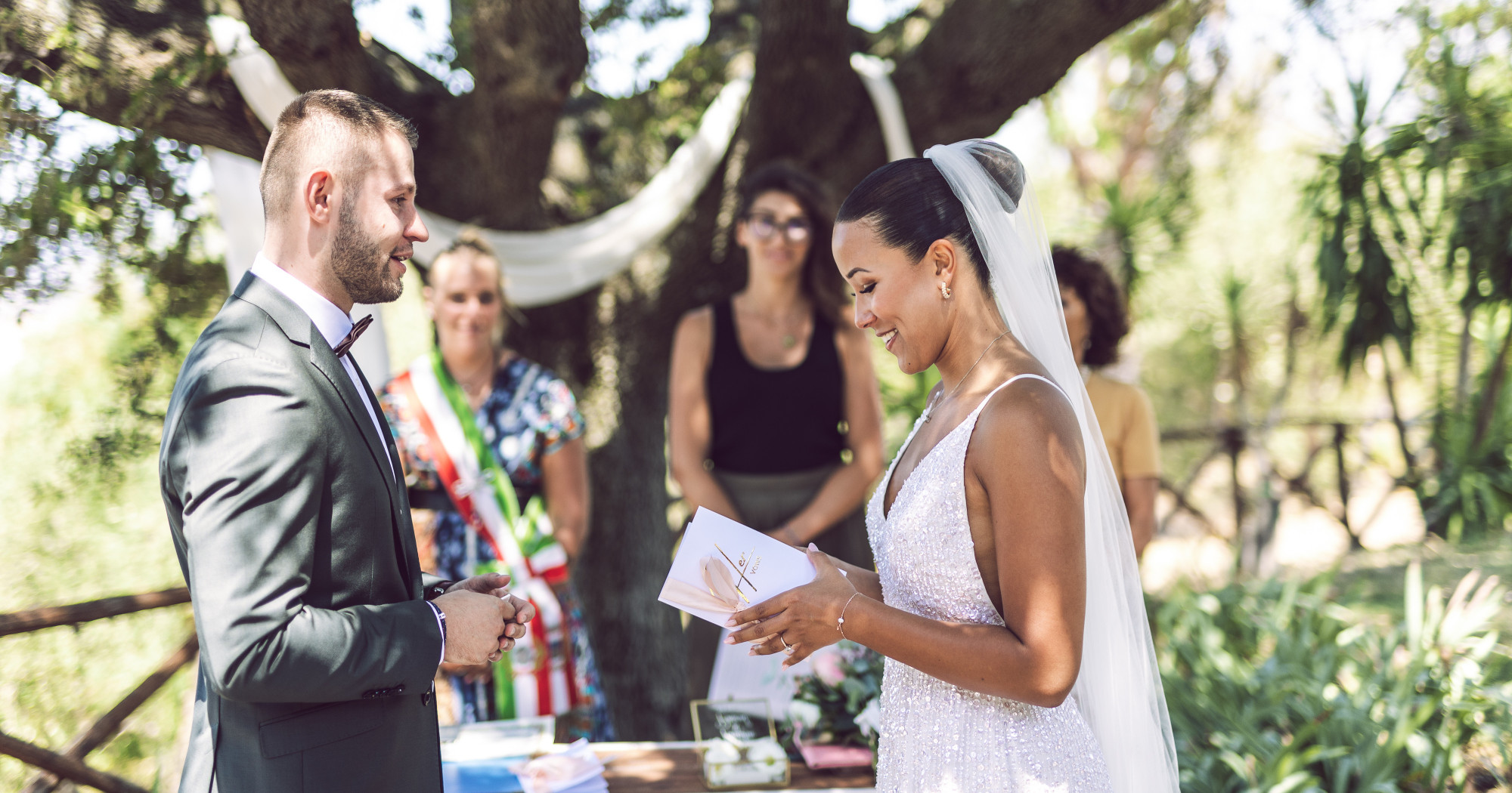 Hochzeitspaar bei Elopement freie Trauung in der Toskana 