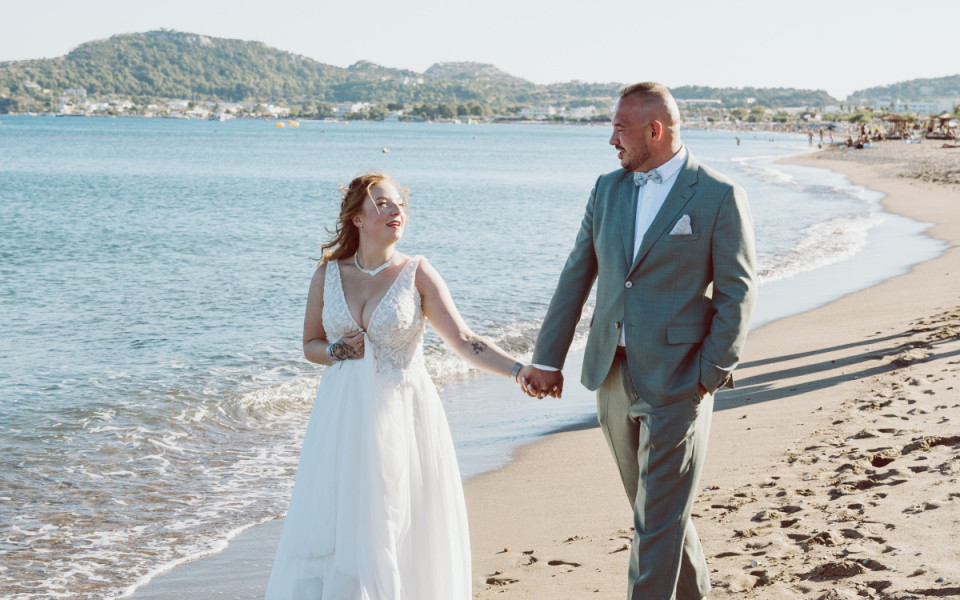 Hochzeitspaar am Strand in Rhodos, Faliraki Strand  