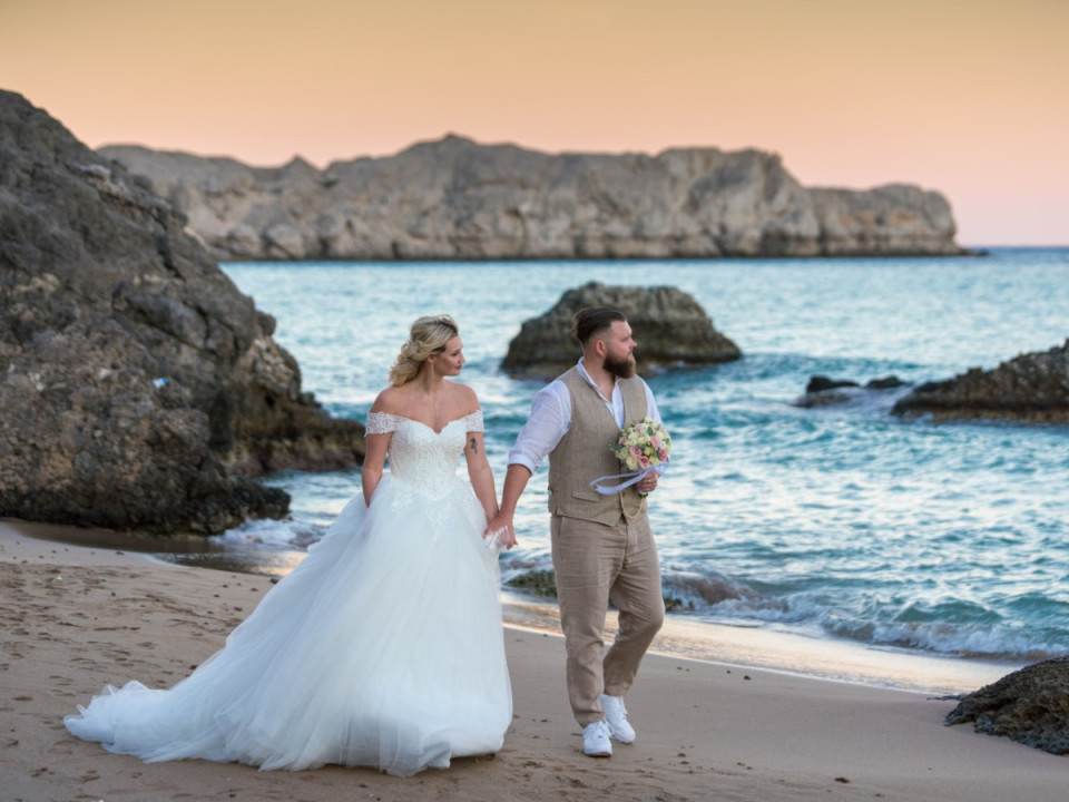 Hochzeitspaar bei Spaziergang am Strand 