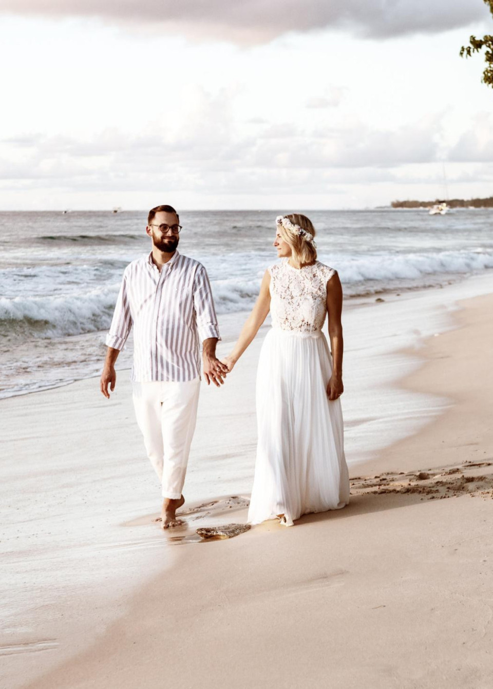 Hochzeitspaar bei Spaziergang am Strand 