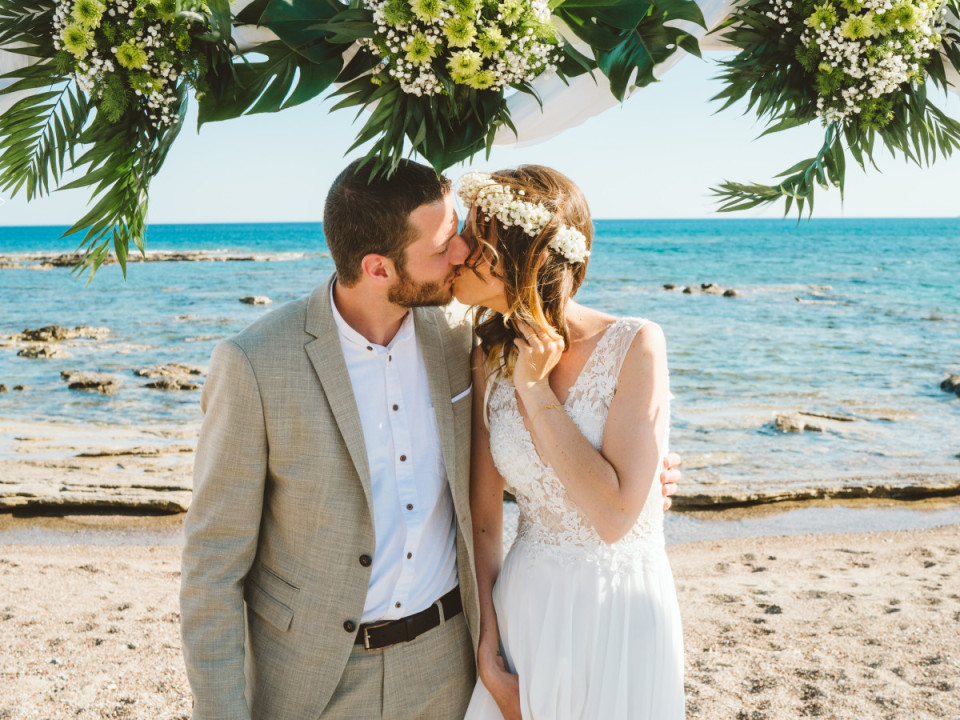 Hochzeitszeremonie am Strand in Amerika 