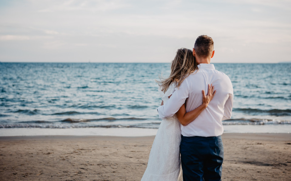 Hochzeitspaar am Strand in Follonica (Italien) 
