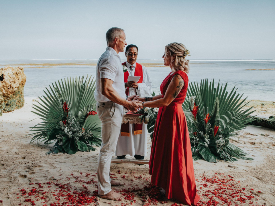 Hochzeitspaar bei Hochzeitszeremonie am Strand in Asien 