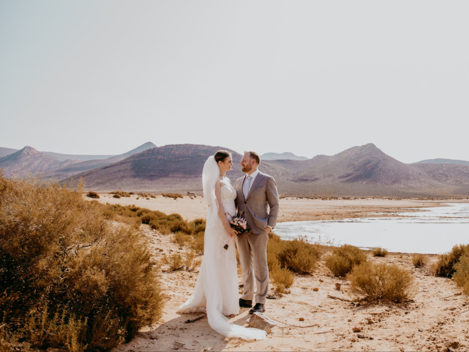Hochzeitspaar bei Hochzeitsshooting am Strand in Afrika 
