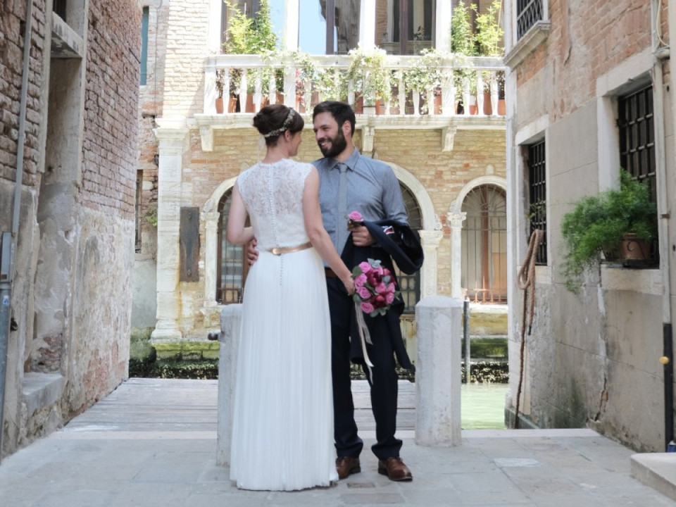 Hochzeitspaar bei Hochzeitshooting in Venedig 