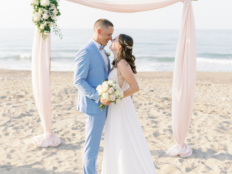 Hochzeitspaar bei Hochzeitszeremonie am Strand 