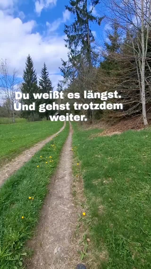 Du weißt es längst.
Und gehst trotzdem weiter.

Nicht, weil du es nicht siehst.
Sondern weil es zur Gewohnheit geworden ist.“

Vielleicht kennst du das.