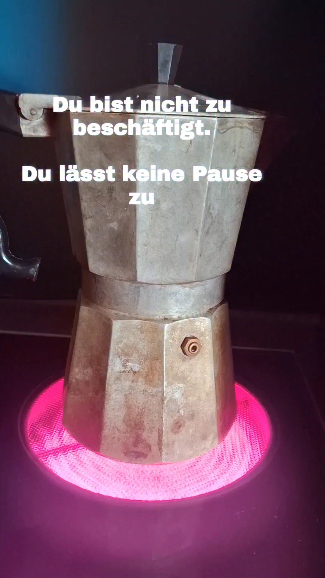 Du wartest auf den Moment, in dem es ruhiger wird.
Weniger Termine. Weniger Druck. Mehr Luft.

Der kommt nicht.

Ruhe entsteht nicht, wenn alles erledigt ist.
Sondern wenn du anfängst, sie dir zu nehmen.

Auch wenn nichts fertig ist.

—

Und manchmal