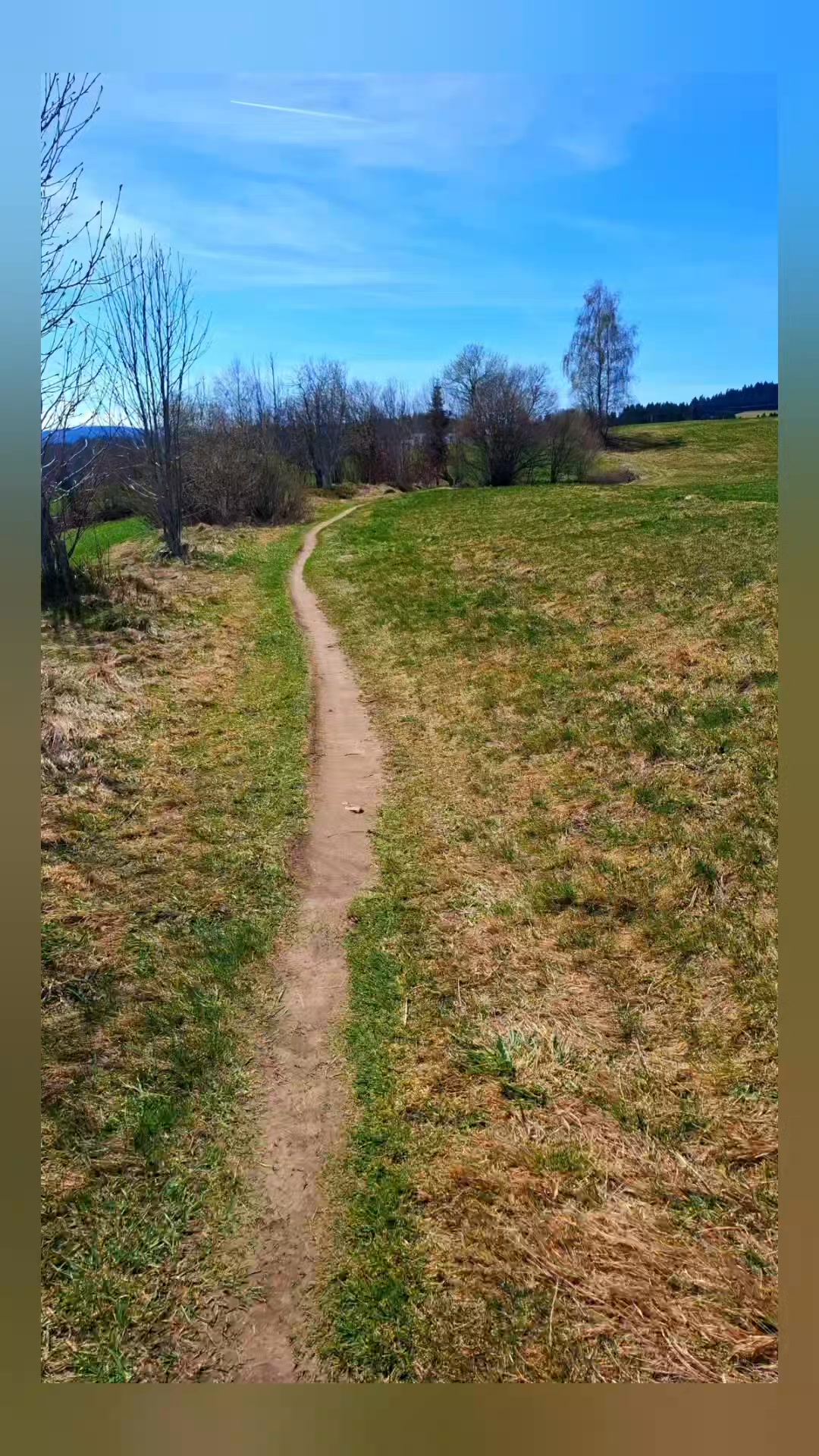 Du merkst es längst.

Und gehst trotzdem weiter.
Schritt für Schritt.

Bis es zu viel wird.

Vielleicht diesmal nicht.

#berg
#allgäu
#natur
#achtsamkeit
#selbstfürsorge
#psychotherapie