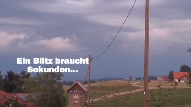 Ein Blitz entlädt seine Energie in einem Augenblick.

Unser Nervensystem funktioniert anders.

Nach Wochen oder Monaten voller Anspannung reicht ein freier Nachmittag oft nicht aus, damit wieder Ruhe einkehrt.

Deshalb fühlen sich viele Menschen schu