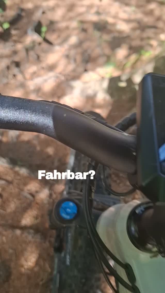 Fahrbar? ??‍♀️
Manchmal sieht der Weg von oben wilder aus, als er sich am Ende fährt.
Also: Linie suchen, ausprobieren – und genießen, wenn sich danach der Blick öffnet. ⛰️☀️

Genau dafür liebe ich es, draußen unterwegs zu sein: ein bisschen Herausfo