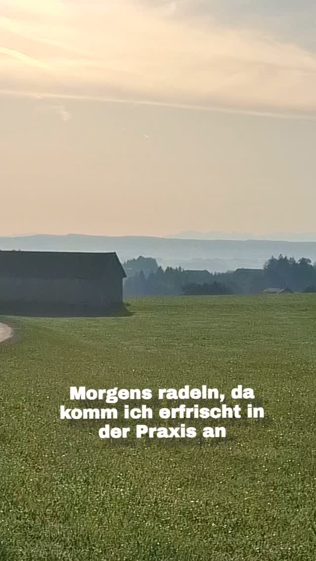 Der Herbst ist da. ?
Morgens liegt der Nebel über den Wiesen, die Luft wird kühler und der Weg in die Praxis fühlt sich langsam wieder ganz anders an.

Ich könnte natürlich auch ins Auto steigen.
Aber wenn es irgendwie geht, nehme ich das Rad.

Beweg