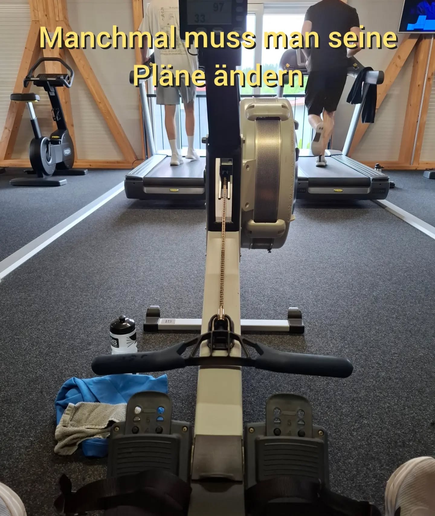 Vor ein paar Jahren hätte ich wahrscheinlich ungeduldig darauf gewartet, dass alles wieder so funktioniert wie vorher.

Heute versuche ich anders damit umzugehen.

Ich kann mein Knie nicht gesund beschleunigen.
Aber ich kann entscheiden, wie ich mit 