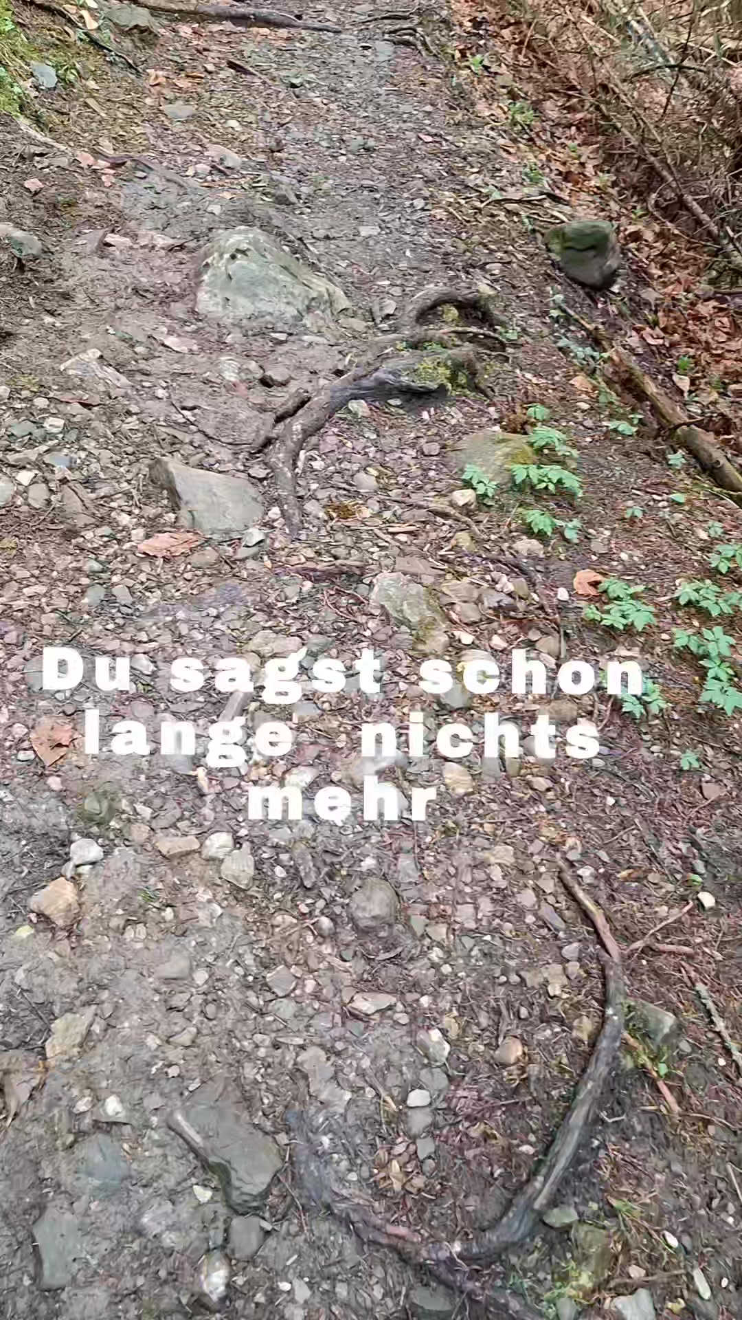 Manchmal ist es nicht das, was du sagst.
Sondern das, was du schon lange nicht mehr sagst.

Du merkst, dass es zu viel ist.
Aber du bleibst still.

Nicht, weil es egal ist.
Sondern weil es gerade keinen Raum dafür gibt.

Und irgendwann gewöhnst du di