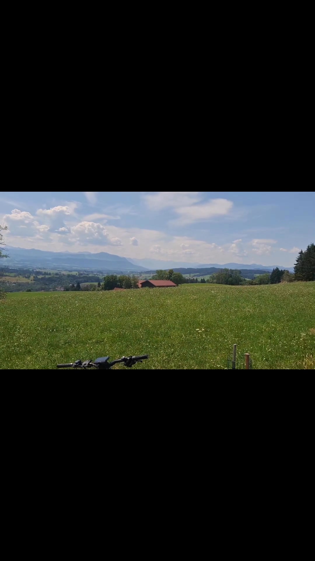 Manche Wege beginnen mit einer Idee.

Dann folgen viele kleine Schritte.
Lernen.
Ausprobieren.
Dranbleiben.

Oft sieht man erst später, wie weit man bereits gekommen ist.

?

#Bergreiz #Allgäu #Naturverbindung #Achtsamkeit #RausInsGrüne