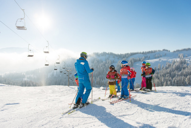 Familie mit Kindern beim Skifahren im Allgäu