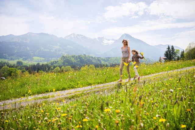 amilie beim Wandern auf einer Bergwiese im Allgäu