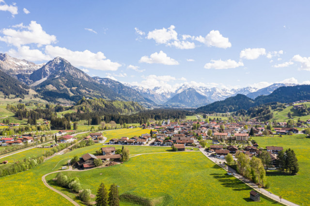 Sommerurlaub im Allgäu mit Blick auf die Allgäuer Alpen 