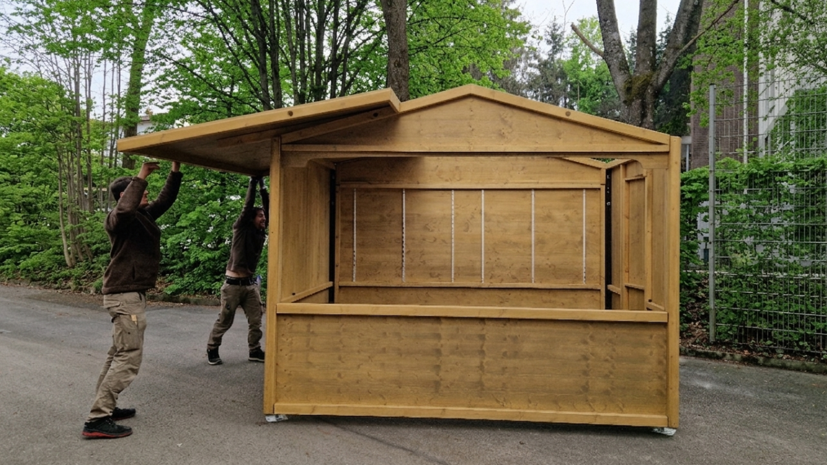 Das Dach der Klickhütte wird montiert 