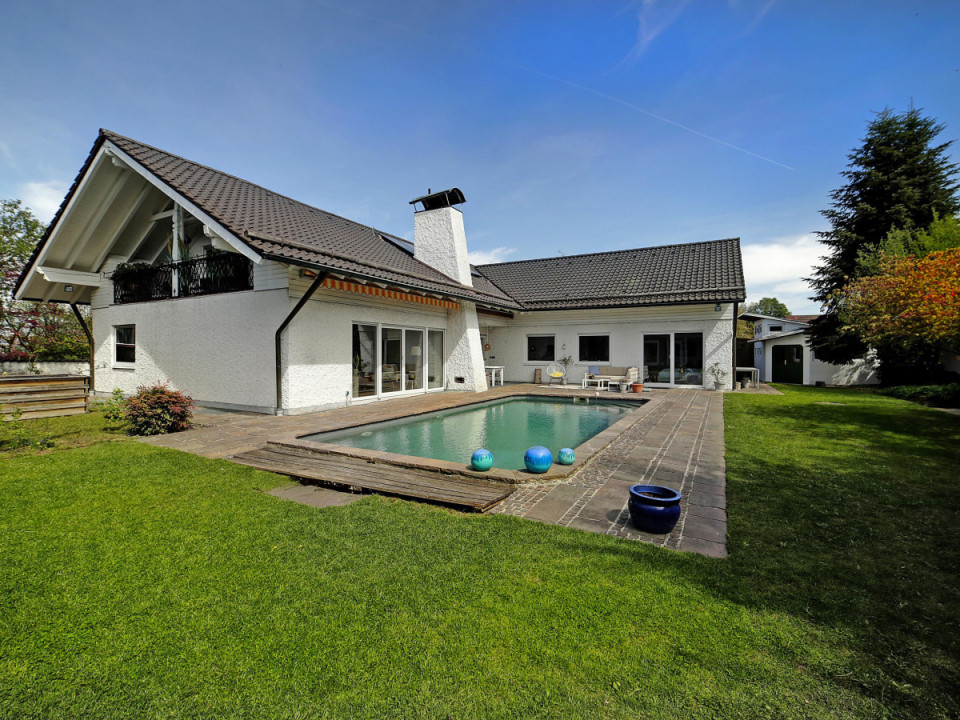 Stilvoll modernisiertes Familienhaus  mit Saunahaus und Pool im LKR München 