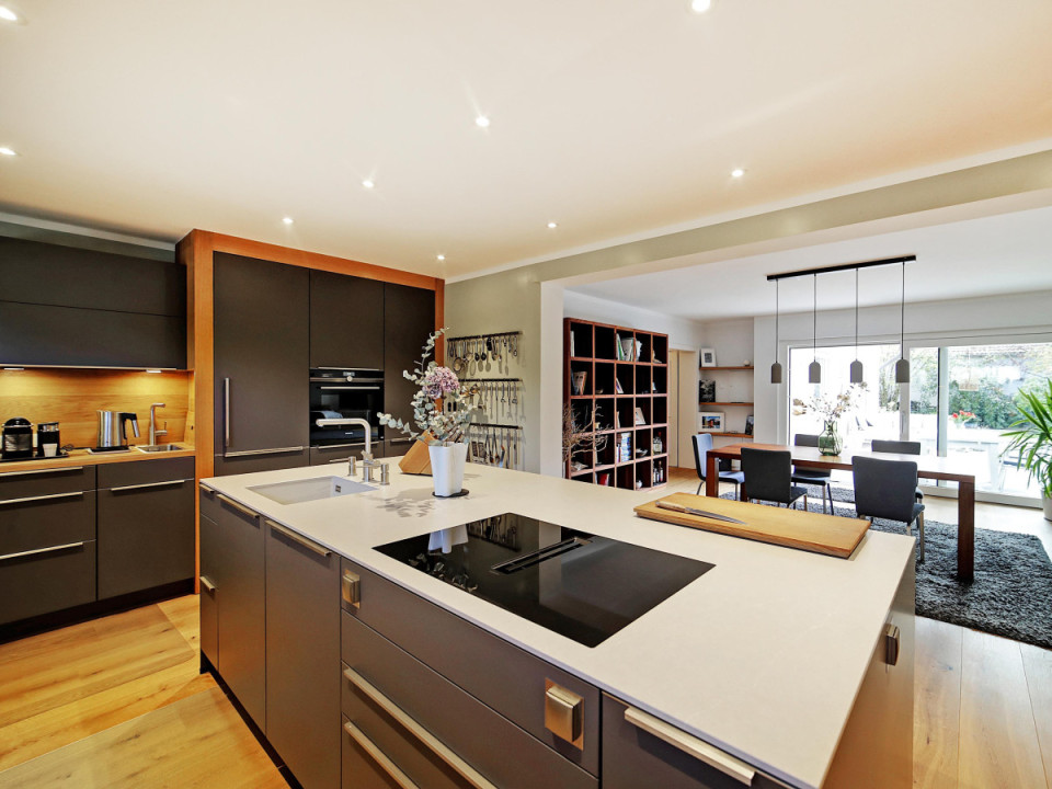 Kochen mit Blick ins Esszimmer