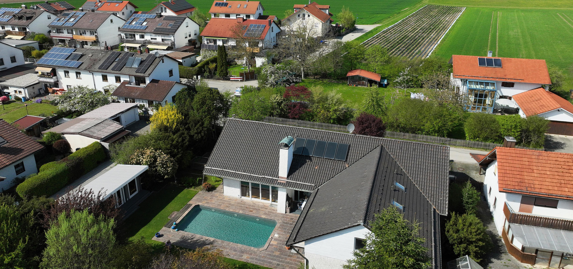 Stilvoll modernisiertes Wohnhaus mit Außenpool, Saunahaus und attraktiver Kapitalanlage