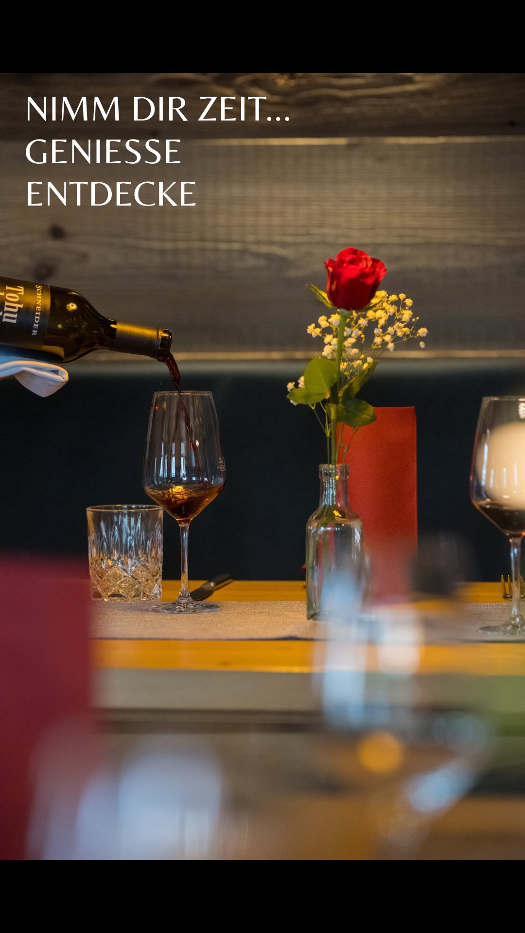 Nimm dir Zeit. Genieße. Entdecke Neues. 

Es gibt diese Abende,
an denen einfach alles stimmt.

Das Essen.
Der Wein.
Die Menschen.
Die Atmosphäre.

Und plötzlich merkt man:
Genau so soll sich ein Abend anfühlen.

Willkommen bei uns.
Deinem neuen Lieb