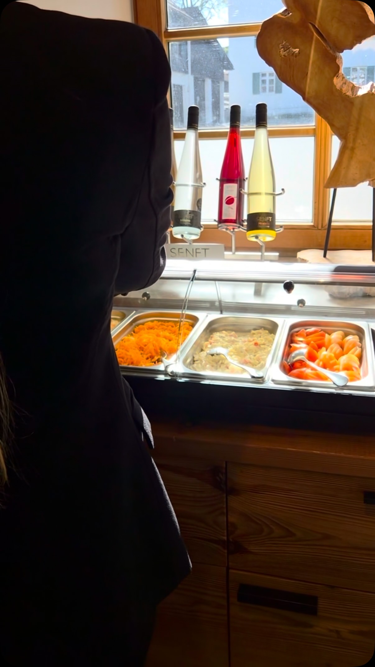 Ein Abend, auf den man sich schon tagsüber freut. 

Ankommen, Platz nehmen und einfach genießen.

Unsere Halbpension begleitet euch genussvoll durch den Abend – vom Antipasti- & Salatbuffet über Suppe und Hauptgang bis zum süßen Abschluss.

Unser Hig