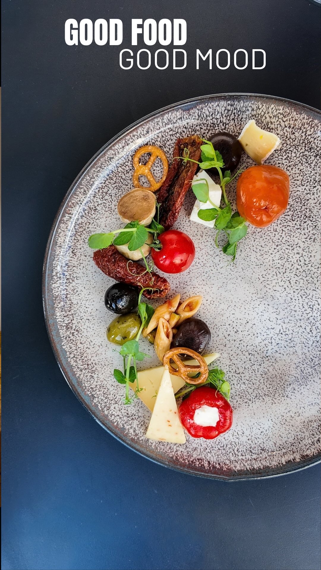Antipasti, wie wir sie lieben.

Eine große Auswahl. Frisch angerichtet. Voller Geschmack.
Zum Probieren, Entdecken und Genießen.

Ein bisschen hiervon. Noch etwas davon.
Genau so darf ein richtig guter Abend beginnen.

Die Vorspeise?
Bei uns schon ei