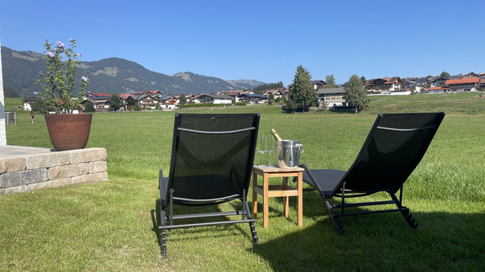 Liegestuhl und Entspannung auf der neuen Terrasse Wohnung Grünten