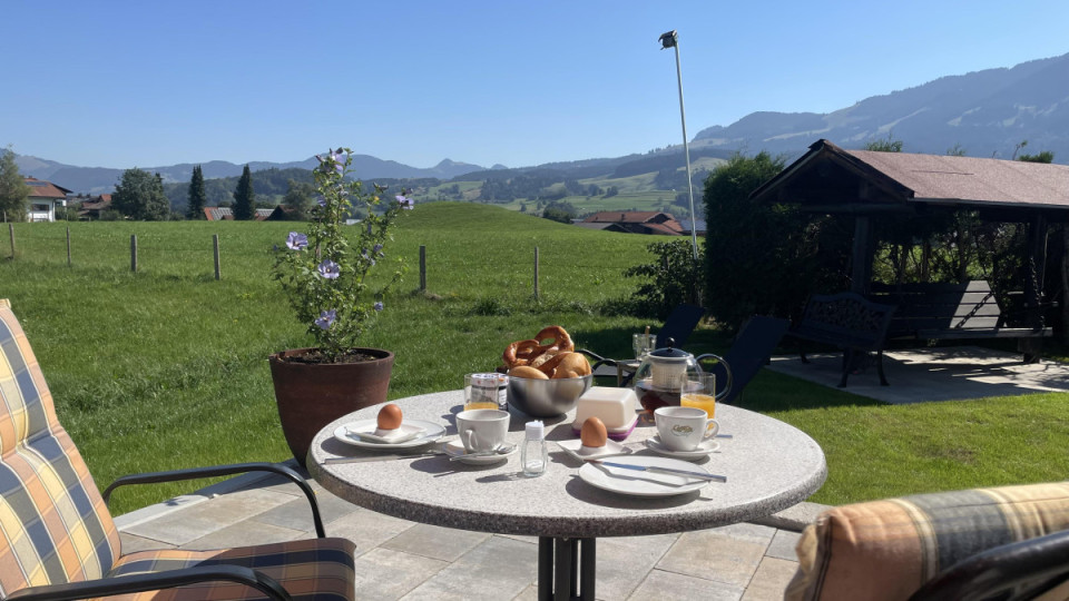 Frühstück auf der neuen Terrasse Wohnung Grünten