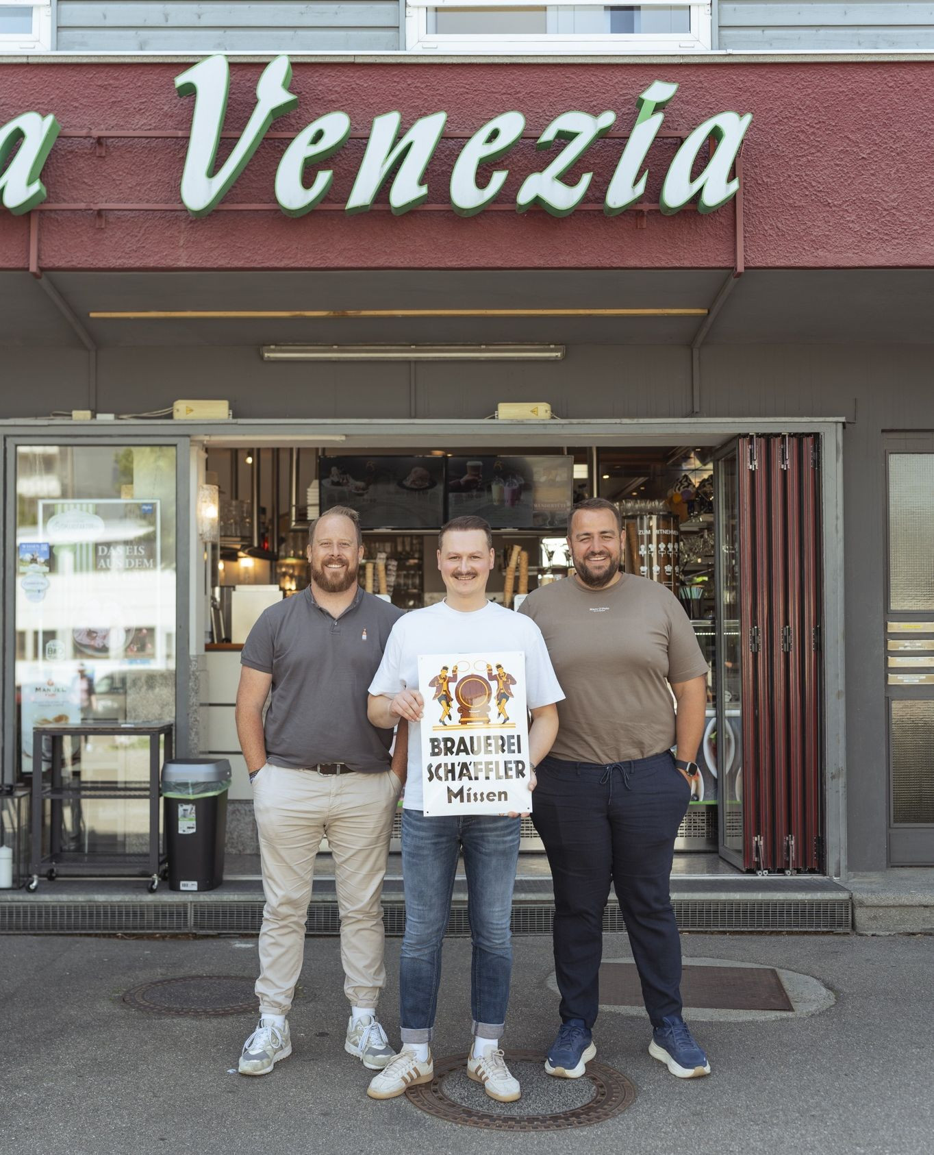 Schäffler X Venezia Lindenberg ⁠
⁠
Mit der Eisdiele Venezia in Lindenberg dürfen wir euch einen neuen Schäffler-Partner vorstellen - und vor allem Damian, der seine Gäste seit Anfang des Jahres mit köstlichem Eis von der Isnyer Eismanufaktur verwöhnt