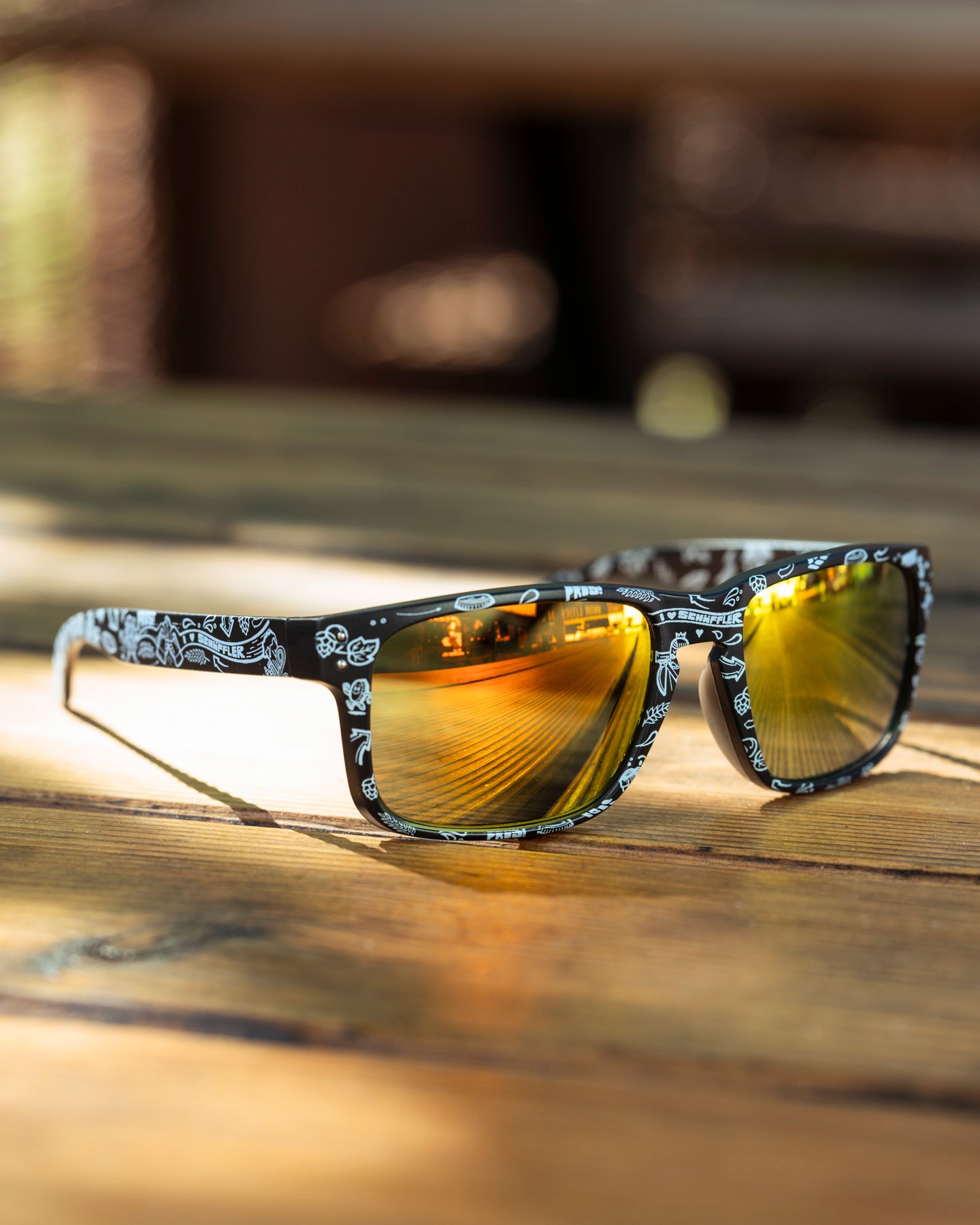Sonne im Gesicht, Schäffler auf der Nase.⁠
⁠
Unsere neuen Sonnenbrillen sind da – genau das Richtige für Biergarten, Festival, See oder einfach einen entspannten Sommertag.⁠
⁠
Leicht, lässig und gemacht für alle, die den Sommer gerne draußen verbring