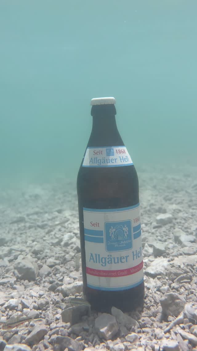 ❄️? Der Natur-Bierkühlschrank ?❄️⁠ #schäfflermoment⁠
⁠
Manchmal braucht’s keine Hightech-Kühlung – die Natur macht’s einfach selbst.⁠
Ein kühler See, ein paar Flaschen Schäffler-Bier und fertig ist der wahrscheinlich authentischste Kühlschrank der We