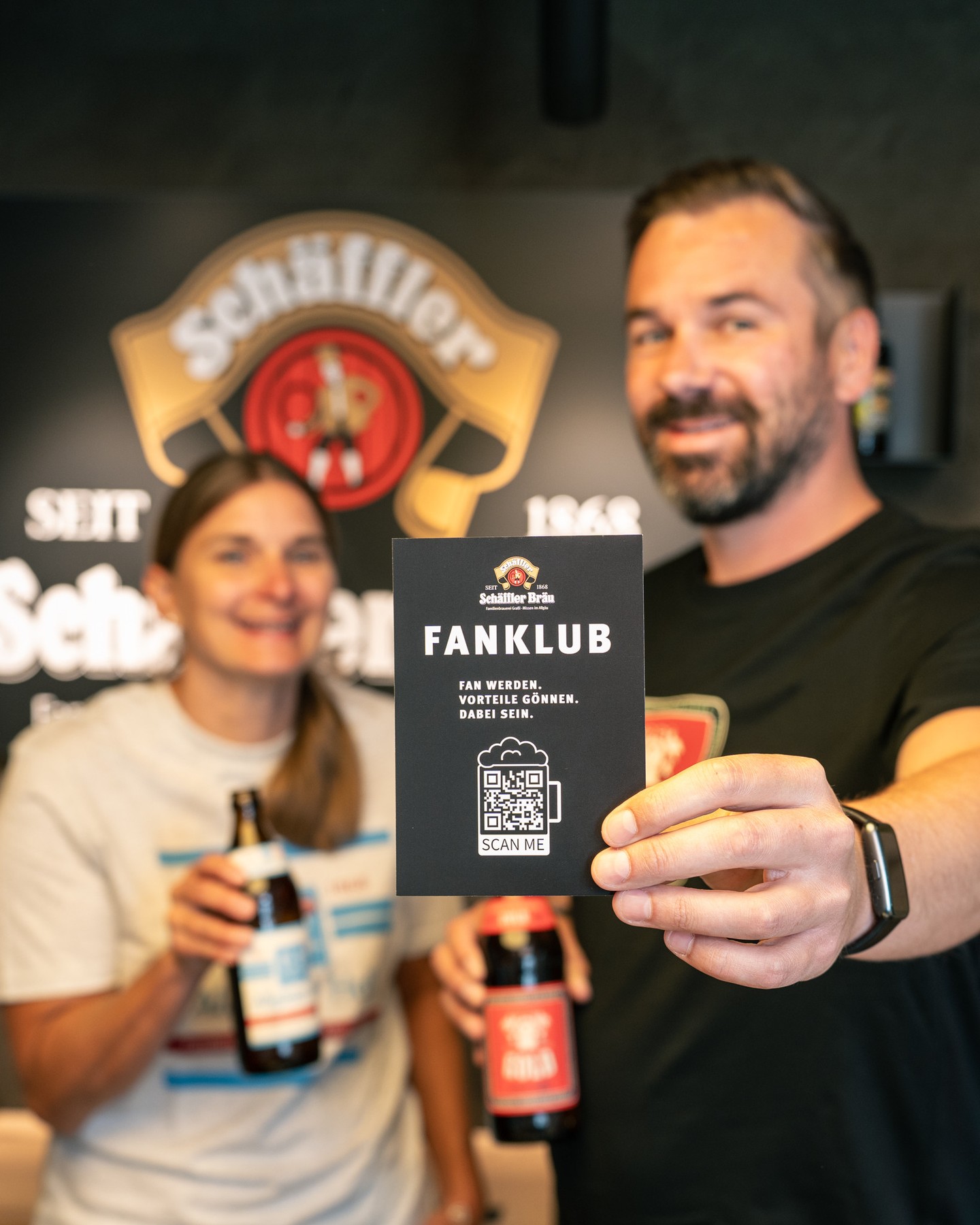 Werde Teil des Schäffler FANKLUBS! ⁠
⁠
Du liebst unser Bier, unsere Brauerei und das ganze Drumherum?⁠
Dann haben wir genau das Richtige für dich: Den Schäffler FANKLUB!⁠
⁠
Als Mitglied sicherst du dir exklusive Vorteile:⁠
- 10 % Rabatt im Shop vor O