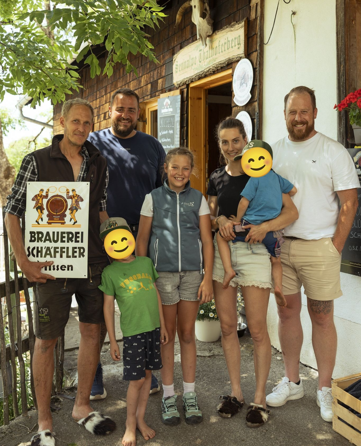Neuer Wind auf der Sennalpe Thalhofer Berg in Missen. ?⁠
⁠
Mit Johanna und Florian ist frischer Schwung auf den Thalhofer Berg gezogen. Gemeinsam mit ihren Kindern und Freunden bewirtschaften sie die Alpe samt Viechern — mit viel Herz, echter Handarb