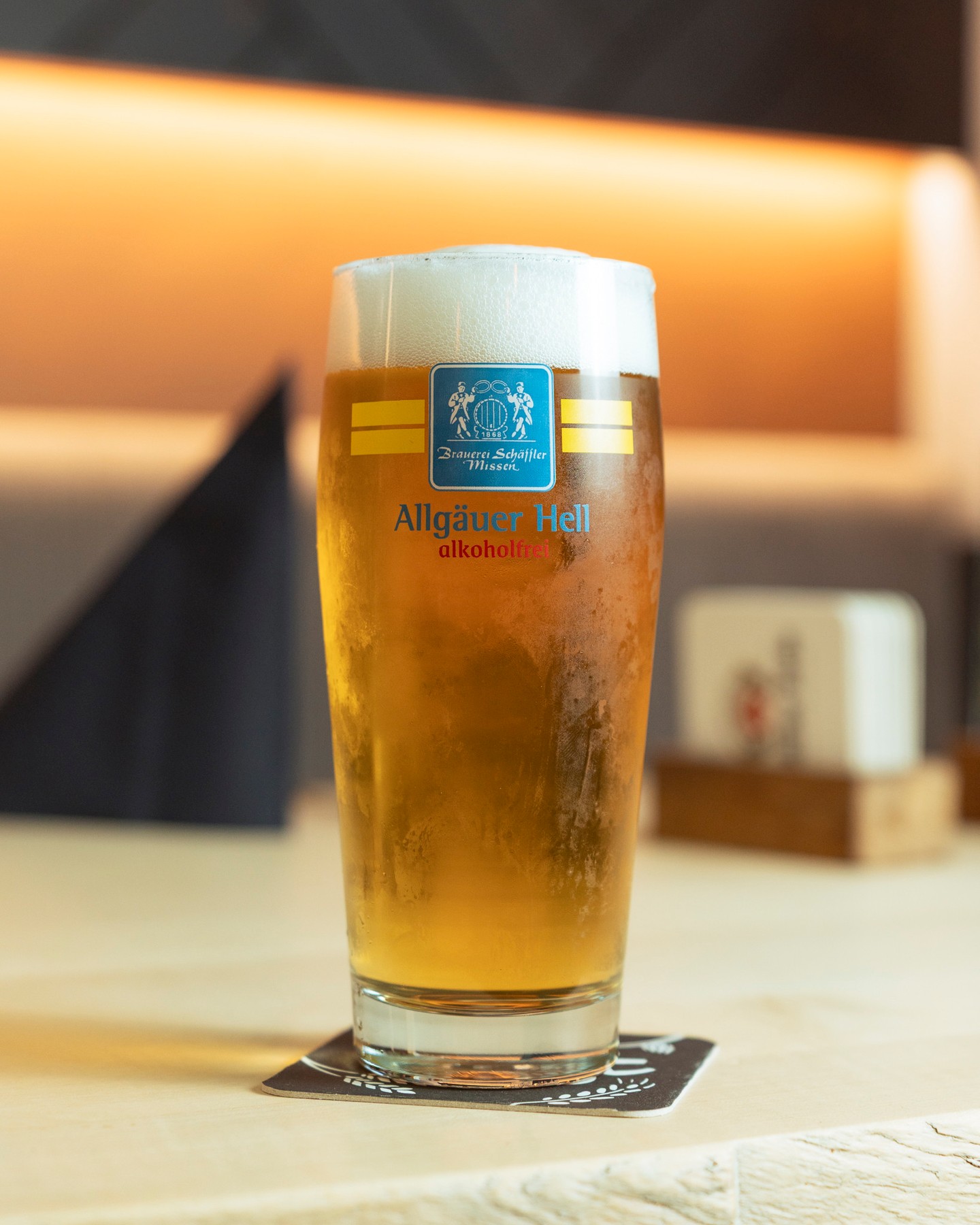 Neu im Glasregal: unser Willi-Becher fürs Allgäuer Hell Alkoholfrei ?⁠
⁠
Seit einiger Zeit gibt’s unser Allgäuer Hell Alkoholfrei auch im passenden Willi-Becher - schlicht, lässig und genau richtig für alle, die Schäffler-Gefühl auch alkoholfrei feie