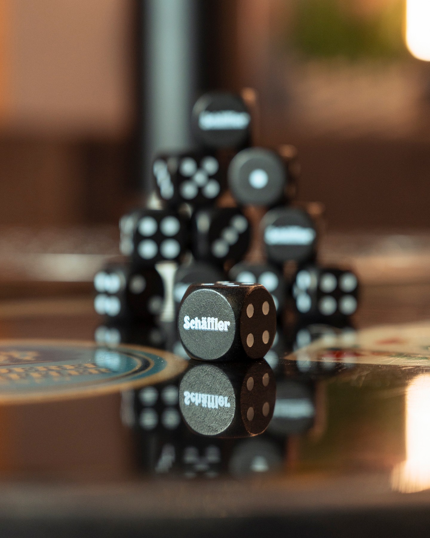Spielwürfel im Schäfflerstyle⁠
⁠
Seit kurzem haben wir Spielwürfel im Sortiment. Perfekt für den nächsten Spieleabend.⁠
Anstatt der sechs punkten ist dort das Schäffler Logo aufgedruckt.⁠
⁠
Der Würfel ist aus Holz, schwarz lackiert und 2cm lang, brei