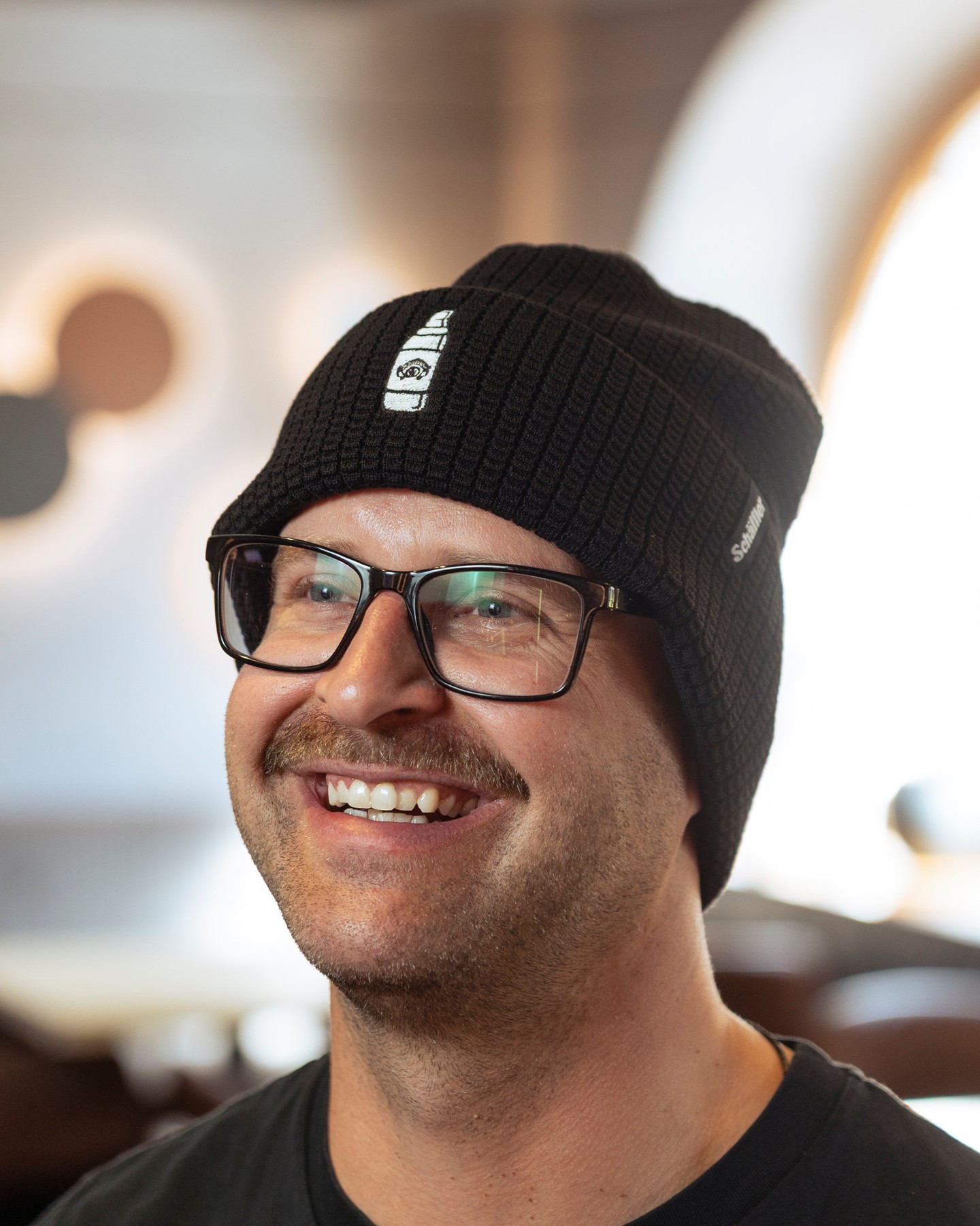 Schäffler Wintermütze ⁠
⁠
Passend zur kalten Jahreszeit gibt’s ab sofort unsere neuen Schäffler Wintermützen.⁠
⁠
Schön warm, lässig und mit kleinen Details, die man sieht: vorne mit aufgestickter Schäffler-Bierflasche und seitlich mit Schäffler-Aufnä