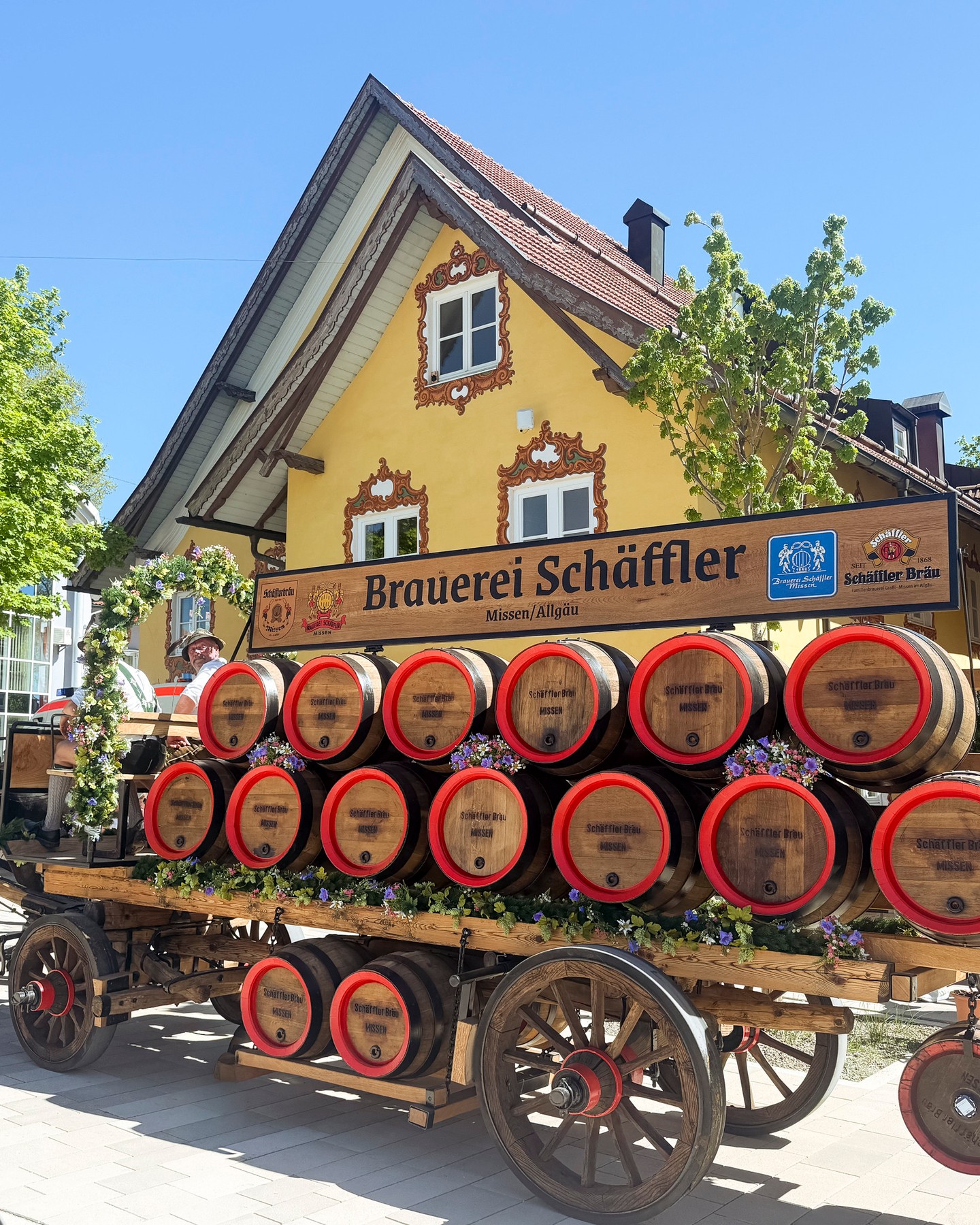 Der 1. Mai markiert jedes Jahr einen besonderen Tag?⁠
⁠
Damit startet offiziell die Festsaison, in vielen Dörfern wird der Maibaum gestellt und das Dorf kommt zusammen. Ein Fest für Jung und Alt, und wir freuen uns hier vielerorts mit unserem Bier ve