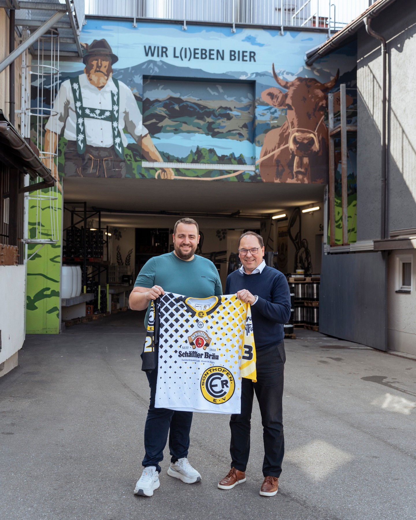Schäffler Bräu X ERC Sonthofen ⁠
⁠
Wir haben unseren Sponsoringvertrag mit dem ERC Sonthofen vorzeitig um weitere 5 Jahre verlängert.⁠
⁠
Ein starkes Zeichen für die Zukunft – und für eine Partnerschaft, die einfach passt.⁠
Wir freuen uns riesig, den 