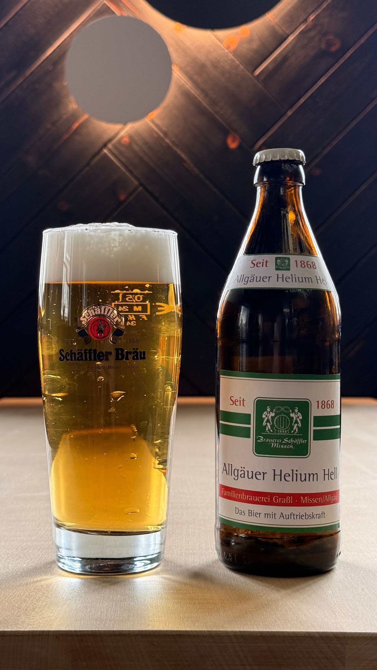 Da ist es: Unser Allgäuer Helium Hell ?⁠
⁠
Endlich ist es da: unser erstes Bier mit Auftriebskraft.⁠
Leichter als Luft, dafür genauso geschmackvoll wie ihr es kennt.⁠
⁠
Der Vorteil?⁠
Spart Logistik⁠
Spart Benzin⁠
Und hebt die Stimmung gleich mit⁠
⁠
U