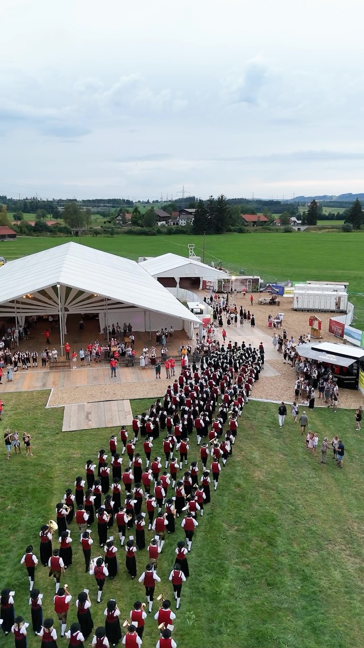 Was für ein Auftakt in Betzigau! ??

Gestern ist das Bezirksmusikfest in Betzigau gestartet — und das gleich mit richtig guter Stimmung. Beim Sternmarsch ging es gemeinsam durchs Dorf und anschließend zusammen ins Festzelt.

Dort wurde mit dem Fassbi