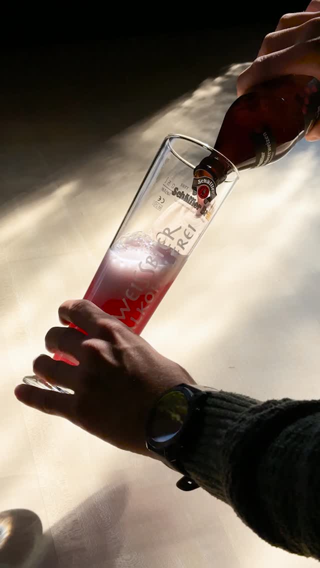 Wir sind stolz wie Bolle, unser neues Baby zu präsentieren!⁠
⁠
Unser Johannisbeerweizen.⁠
⁠
Die Idee?⁠
Lag schon 2015 auf dem Tisch.⁠
Zu wild. Zu anders. Zu früh.⁠
⁠
Dann kam das Café Sport in Pfronten auf unseren Capo zu – und da war klar:⁠
? Das Di