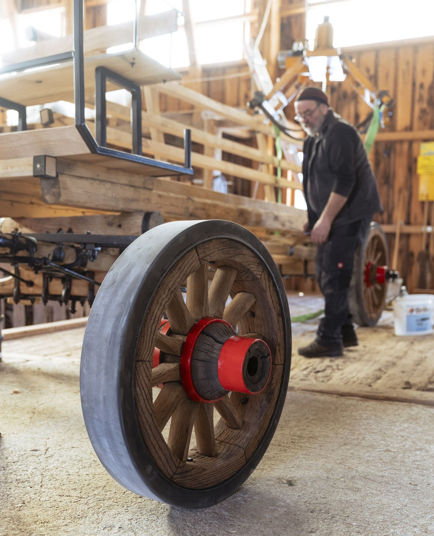 Unser neuer Fasswagen⁠
⁠
Unser ehemaliger Braumeister Dieter hat den Winter genutzt – und sich einem ganz besonderen Projekt gewidmet:⁠
dem Neuaufbau unseres Fasswagens.⁠
⁠
Dieter hat den gesamten Wagen restauriert und erneuert – mit viel Liebe zum D