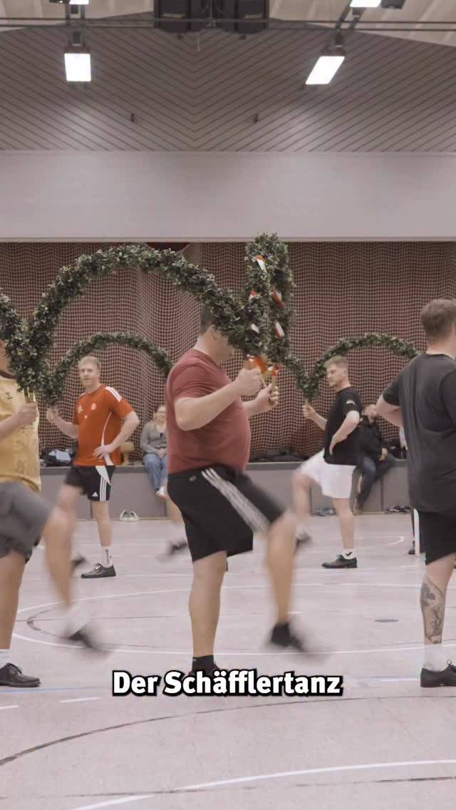 ?? Schäfflertanz Nonnenhorn 2026 ??

Alle 7 Jahre ist es soweit – und dieses Jahr kehrt ein ganz besonderer Brauch zurück:
Der Schäfflertanz in Nonnenhorn.

Vom 17.04. bis 19.04. wird auf der Bühne im See getanzt –
ein Traditionsbrauch, der bis ins P