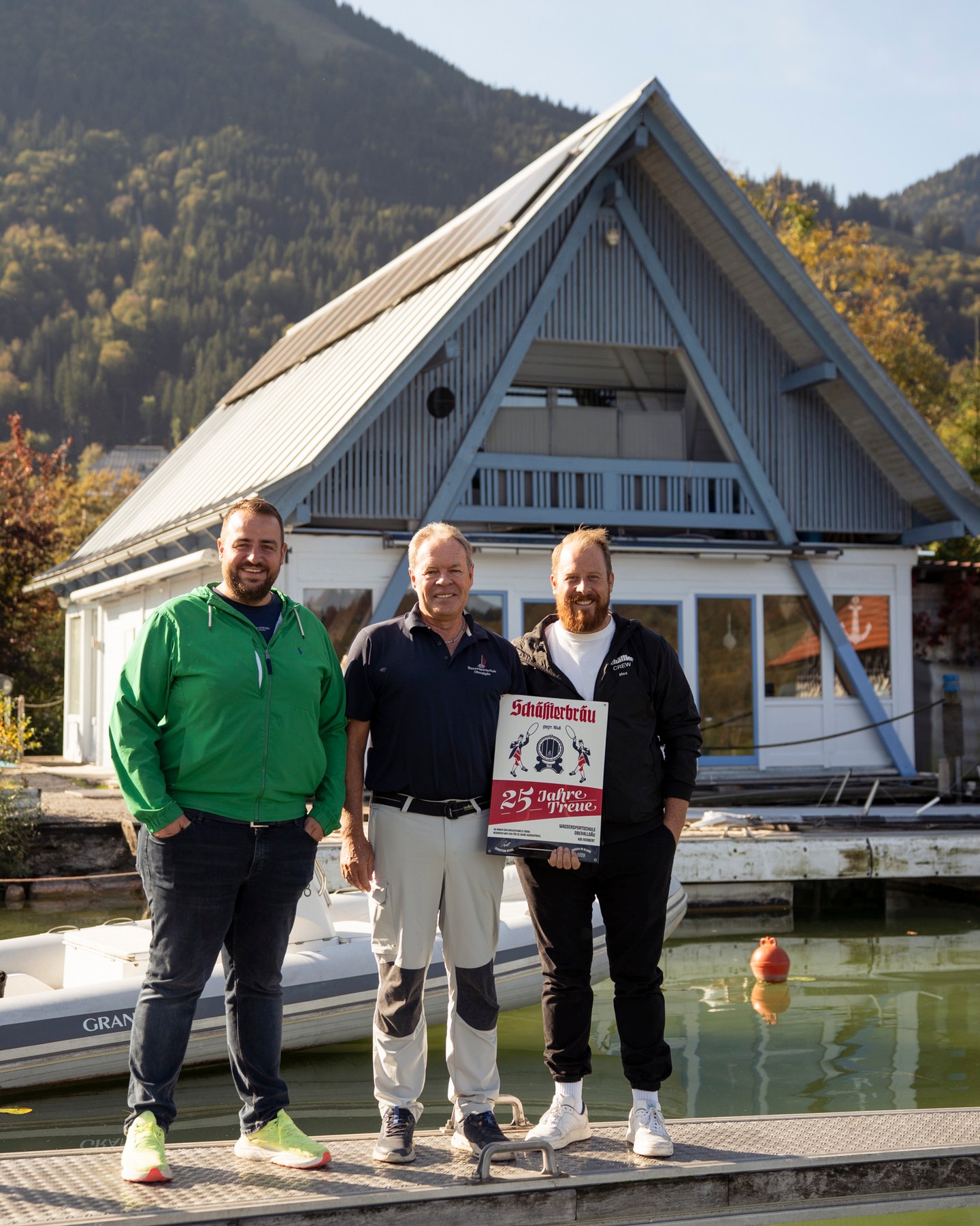 Ehrung für 25 Jahre Partnerschaft - Schäffler & Wassersportschule Oberallgäu⁠
⁠
Ein ¼ Jahrhundert, ganz schön lang, betreibt Kai Rebbert die Wassersportschule Oberallgäu, direkt am großen Alpsee in Immenstadt gelegen.⁠
Ebenso lange gibt es dort unser