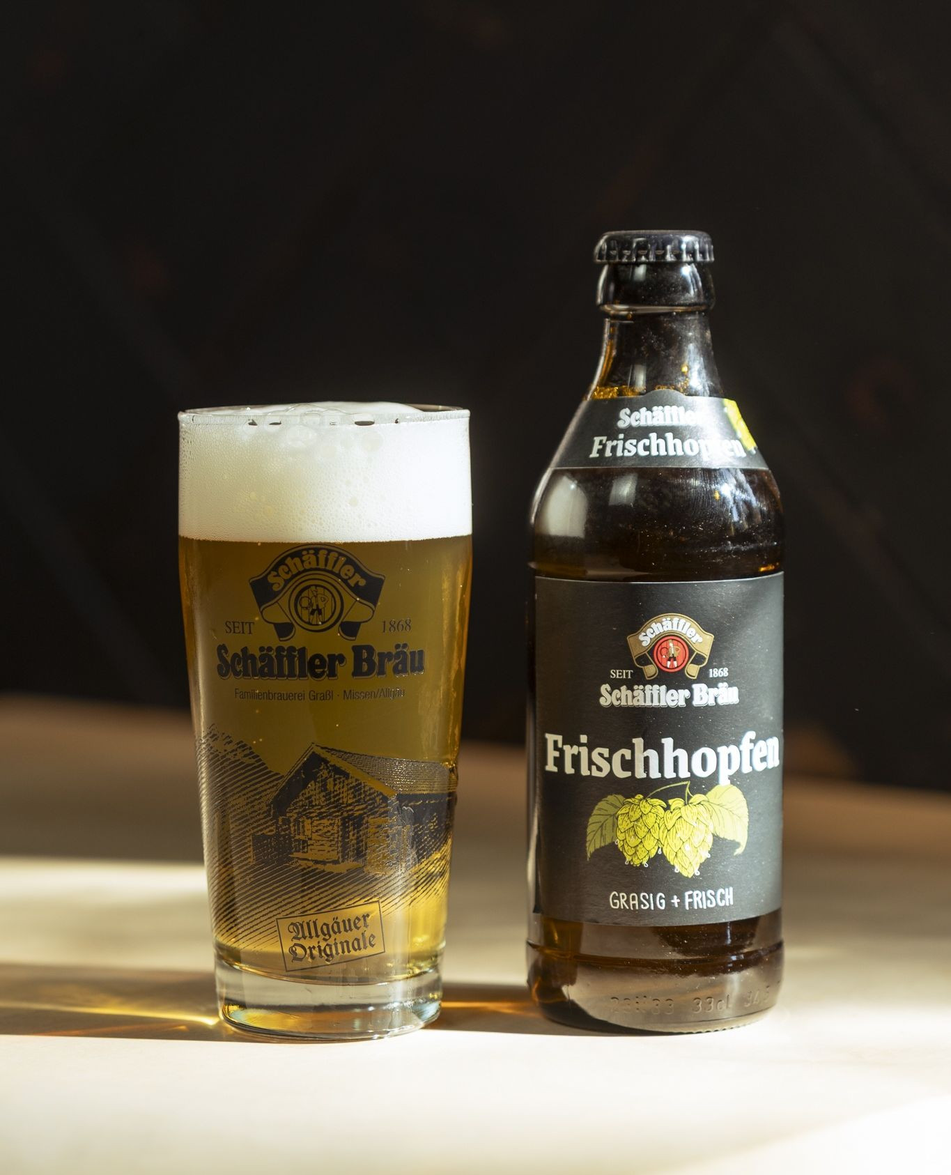 Schäffler Frischhopfen - ab jetzt im Handel ??⁠
⁠
Ab sofort gibt’s unser saisonales Frischhopfen Bier im Handel - und natürlich auch bei uns im Laden in Missen.⁠
⁠
Was daran besonders ist? Für ein Frischhopfen Bier wird der Hopfen direkt nach der Ern